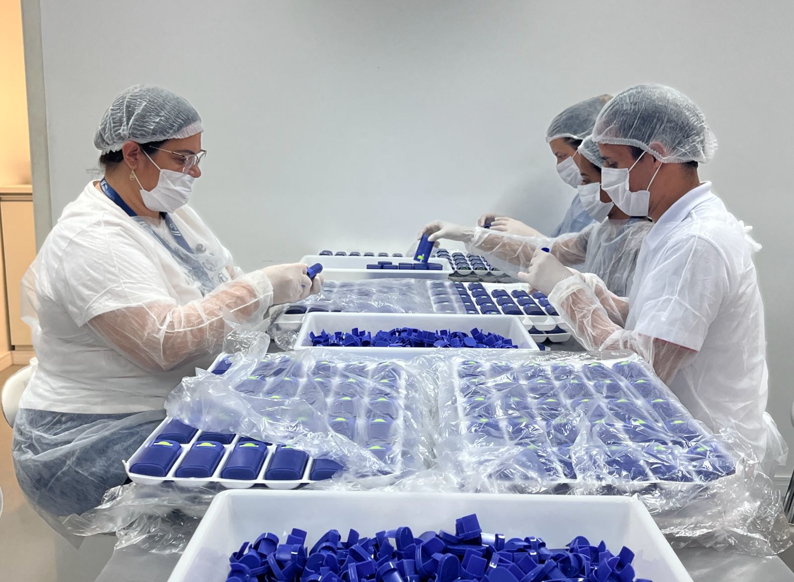 Equipamentos laboratoriais utilizados em testes e validações de produtos de beleza